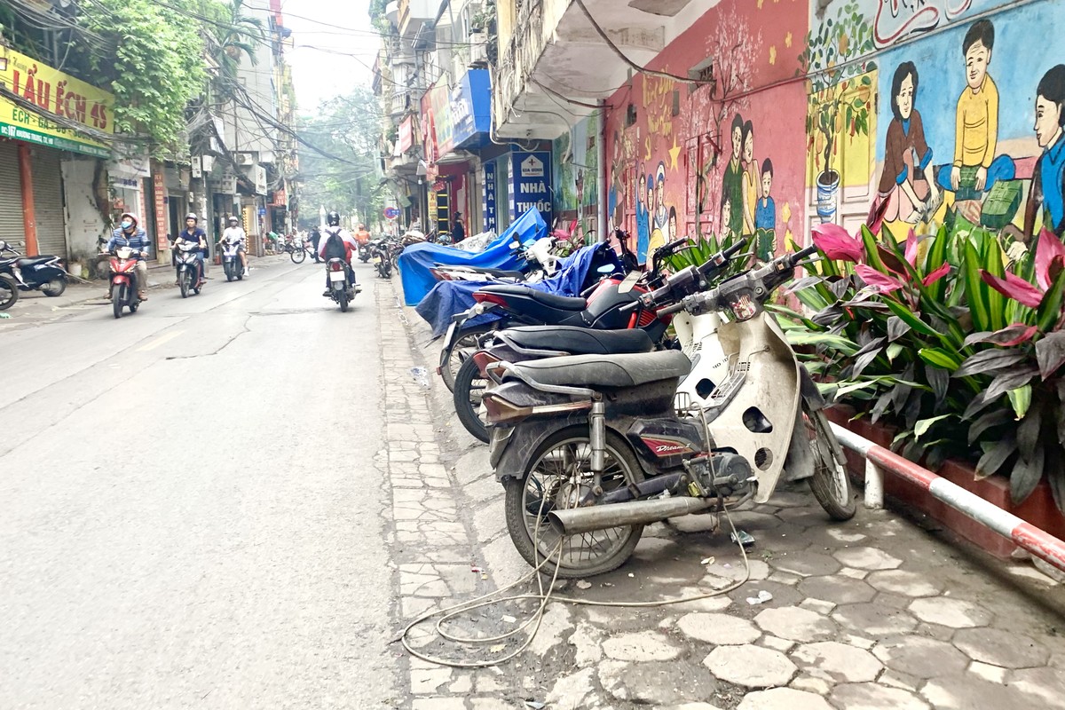 Cận cảnh vỉa hè các tuyến phố còn tồn tại vi phạm bị 'bêu tên' ở Hà Nội ảnh 1