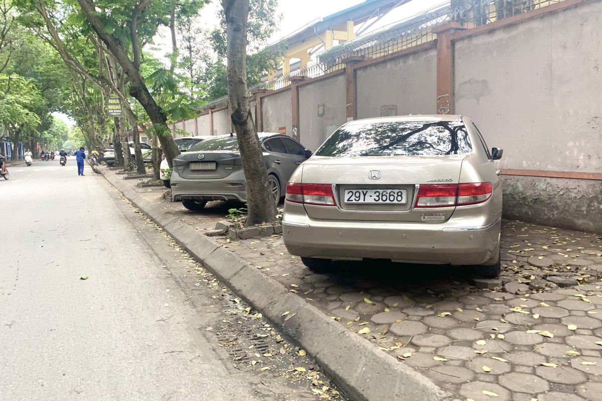 Cận cảnh vỉa hè các tuyến phố còn tồn tại vi phạm bị 'bêu tên' ở Hà Nội ảnh 8