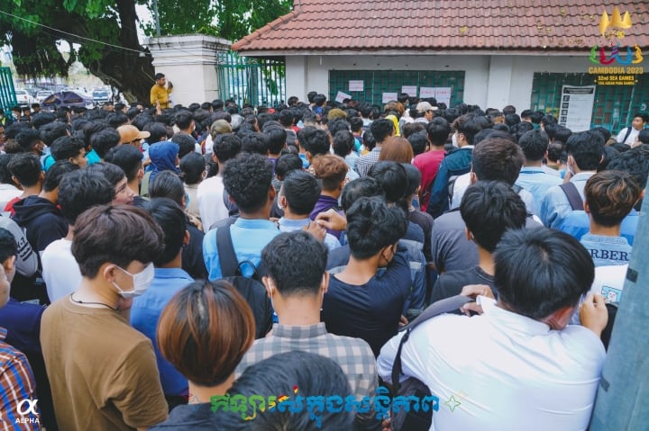 Cambodian fans jostled to get tickets to watch the 32nd SEA Games for ...