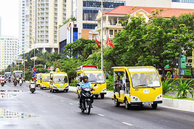 Xe điện hoạt động trên đường Trần Phú. 