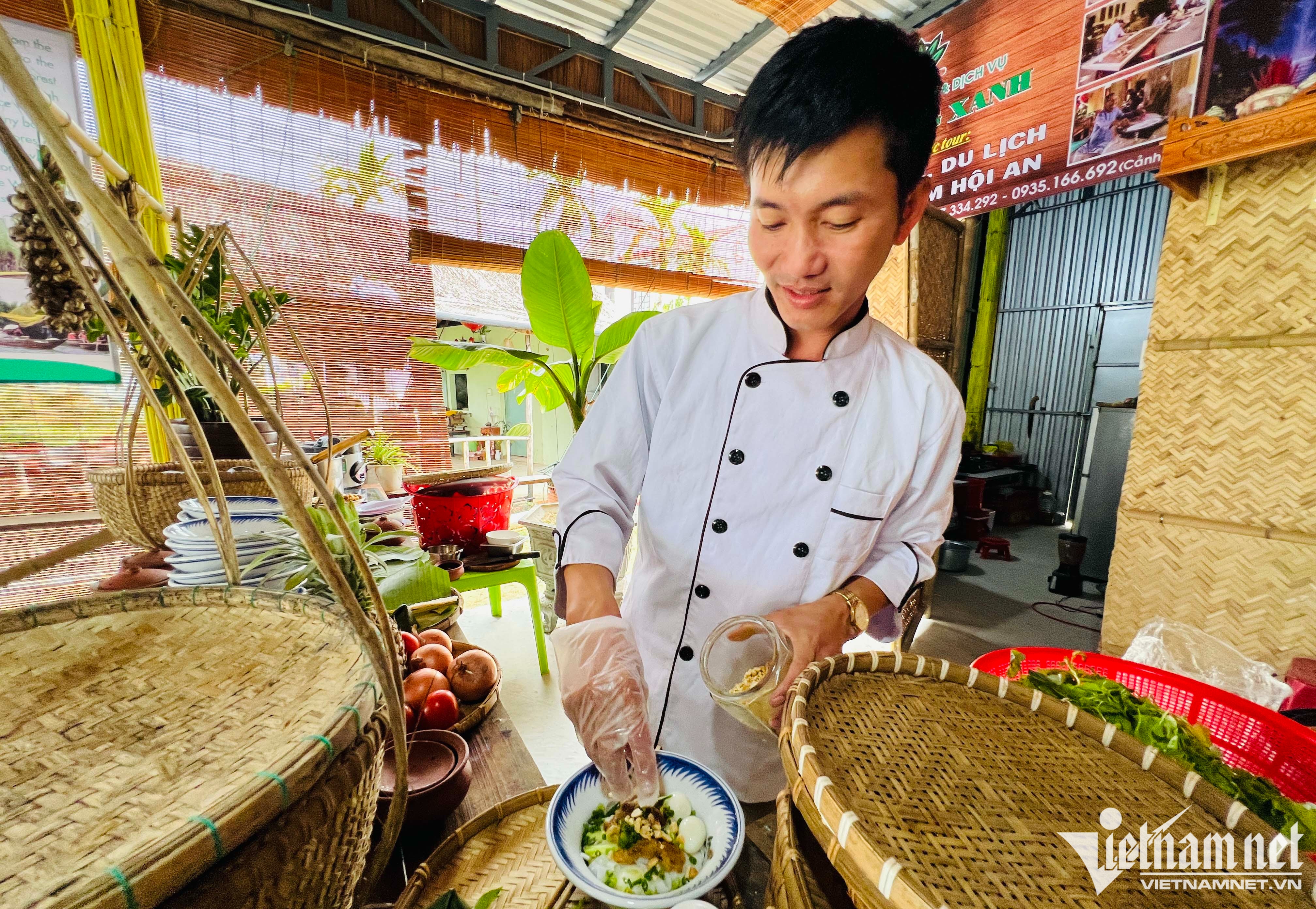 Мальчик Хой Ан создает уникальное блюдо из лапши Quang Nieu, вызывающее  ностальгию у туристов - Vietnam.vn