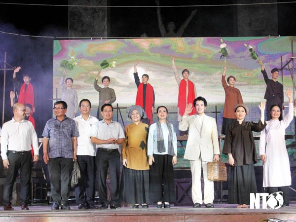 Performing arts program of the cai luong play “Young water debt ...