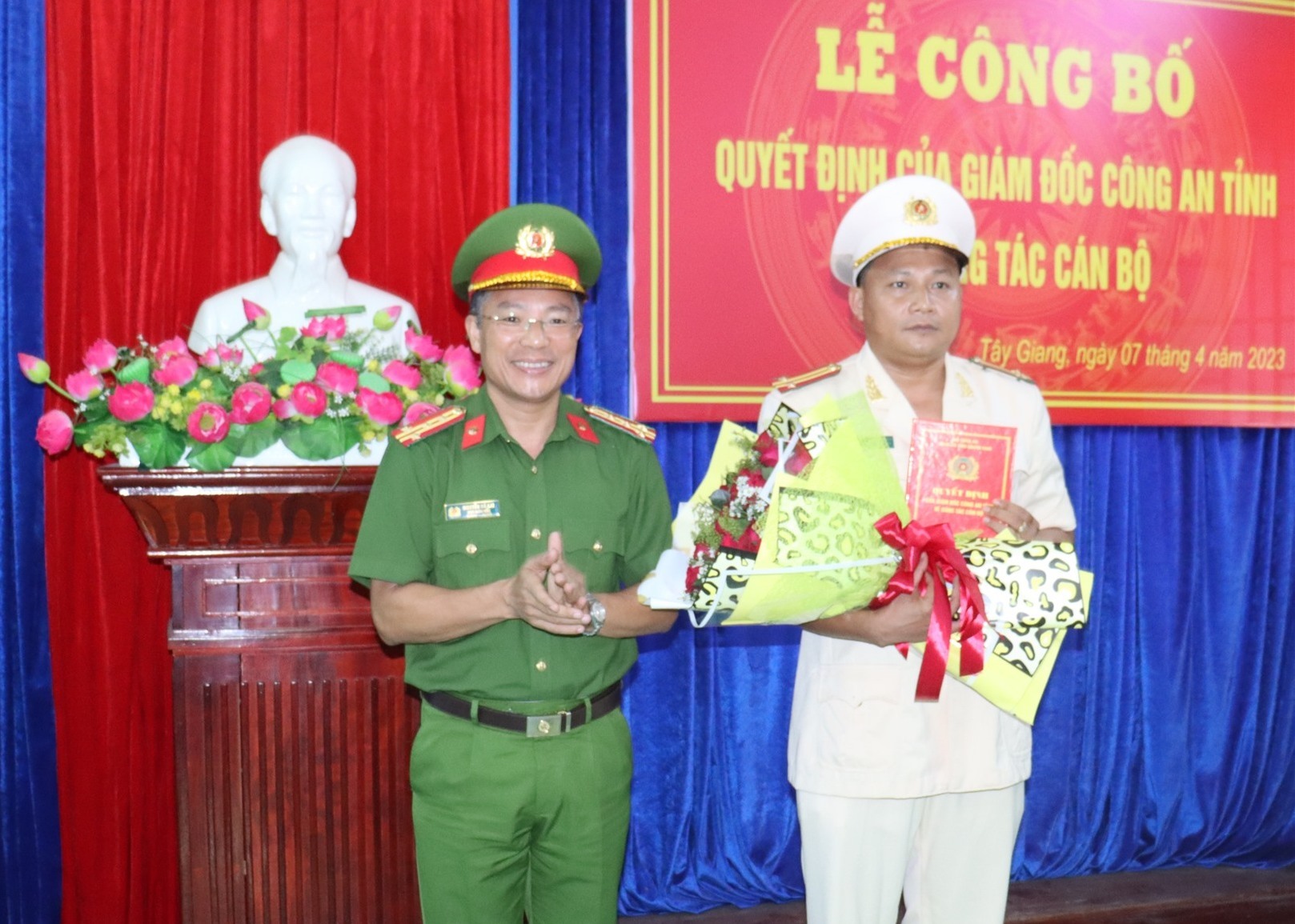 Đại tá Nguyễn Hà Lai, Phó Giám đốc Công an tỉnh trao quyết định bổ nhiệm Trung tá Lương Quốc Nghĩa đến nhận giữ chưc vụ Trưởng Công an huyện Tây Giang. Ảnh H.Thúy