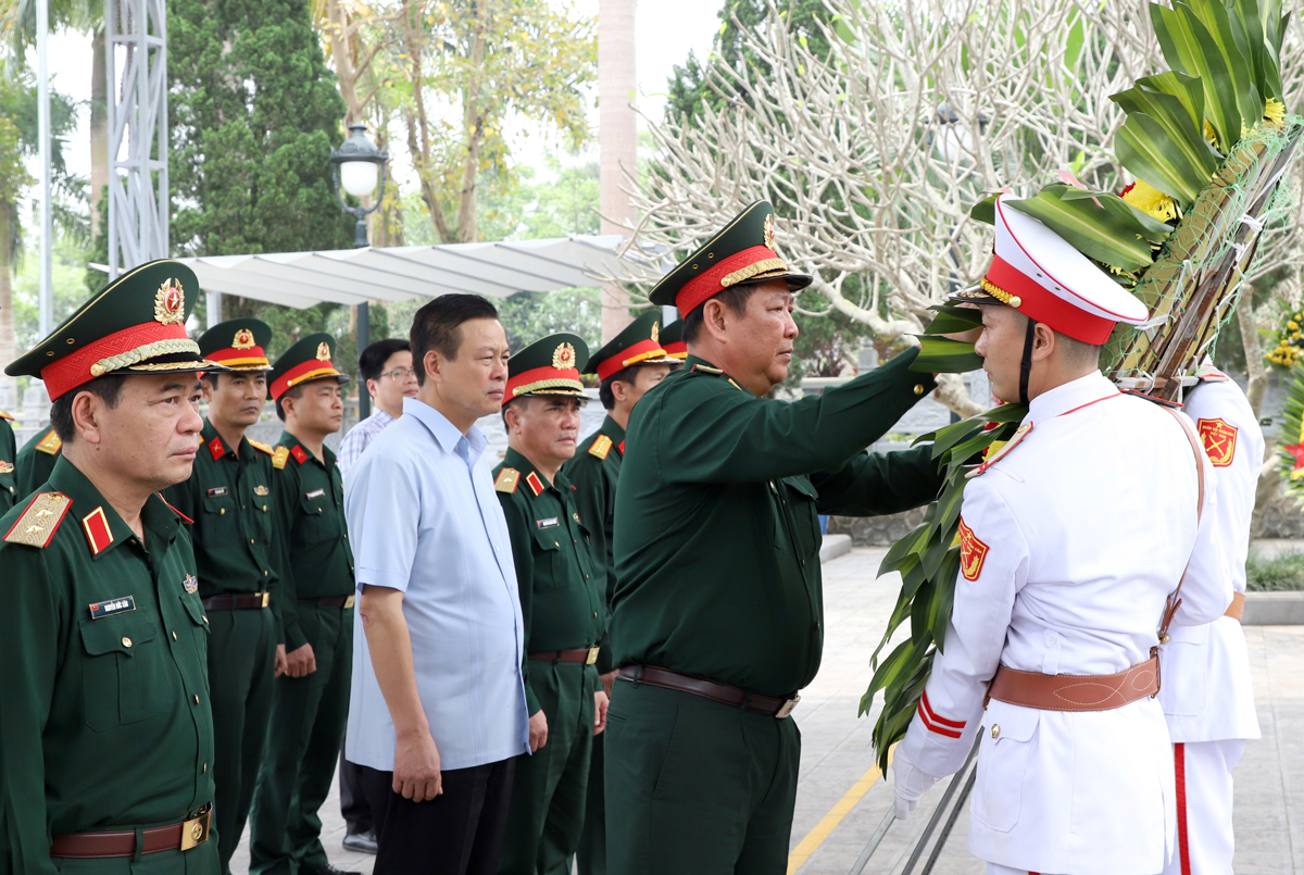 Thượng tướng Huỳnh Chiến Thắng, Phó tổng Tham mưu trưởng Quân đội Nhân dân Việt Nam chỉnh hoa, viếng anh linh các Anh hùng liệt sỹ tại Nghĩa trang Liệt sỹ Quốc gia Vị Xuyên.