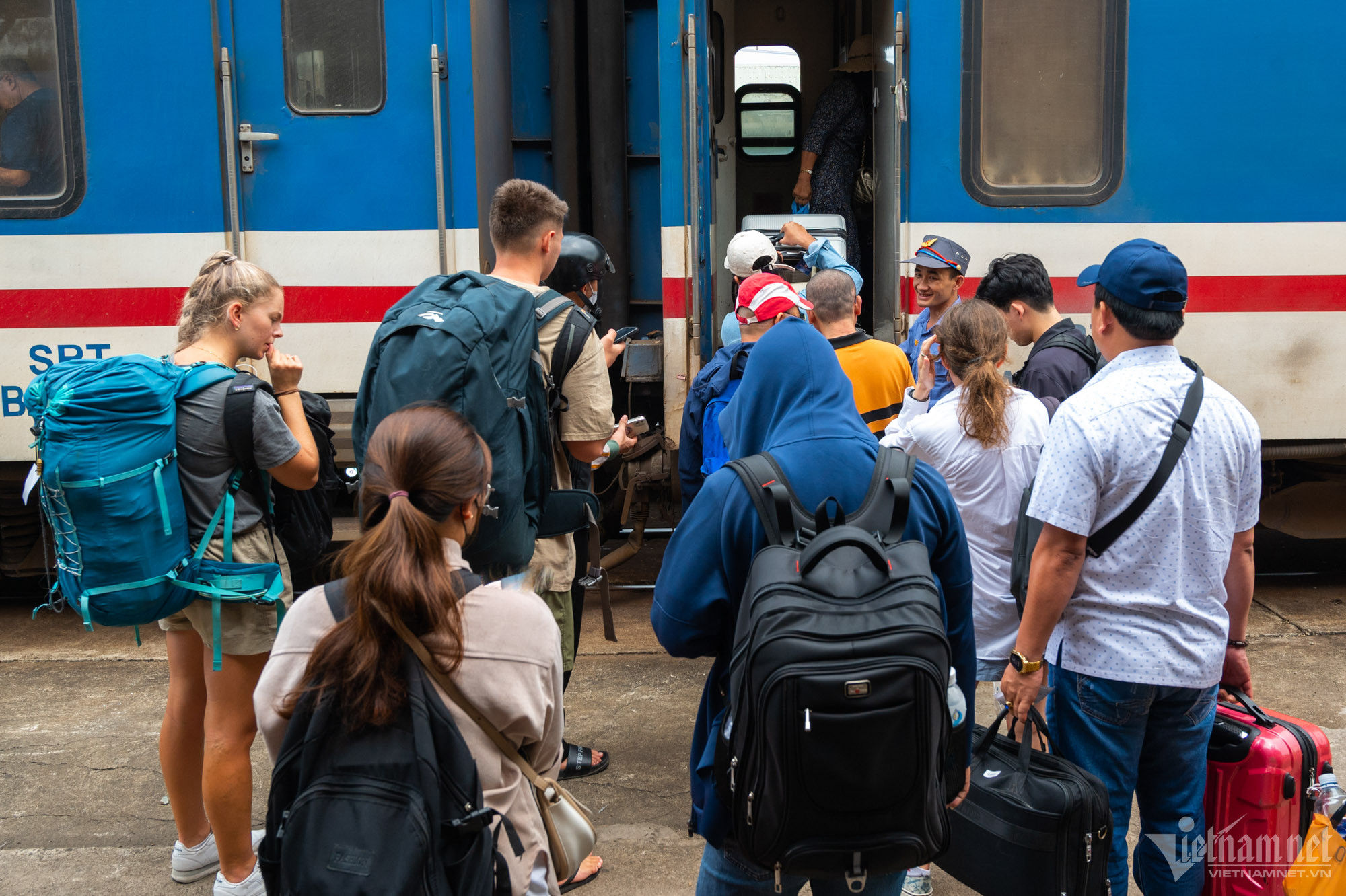 Foreign tourists explore the beauty of Vietnam by train - Vietnam.vn