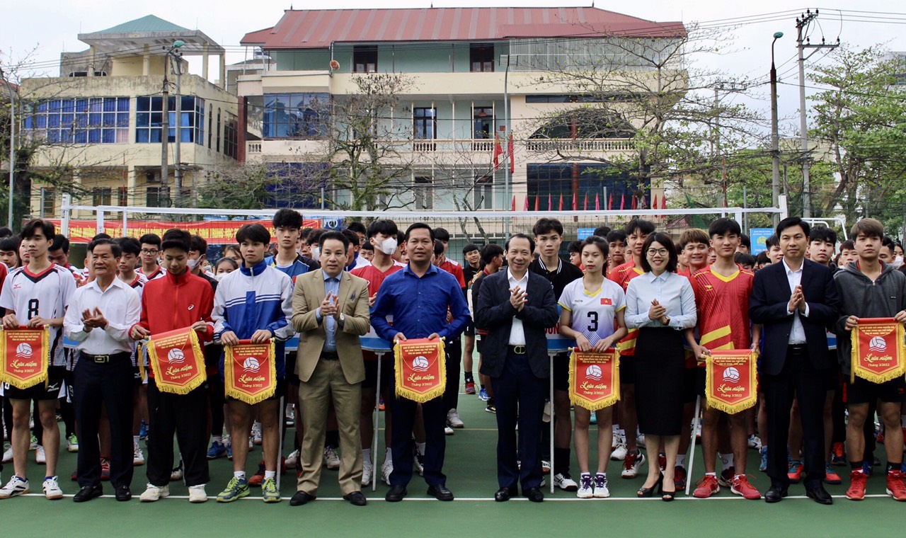 Đồng chí Trần Đức Quý, Phó Chủ tịch UBND tỉnh tặng Cờ lưu niệm cho các đoàn tham gia Giải Bóng chuyền trẻ THPT 
