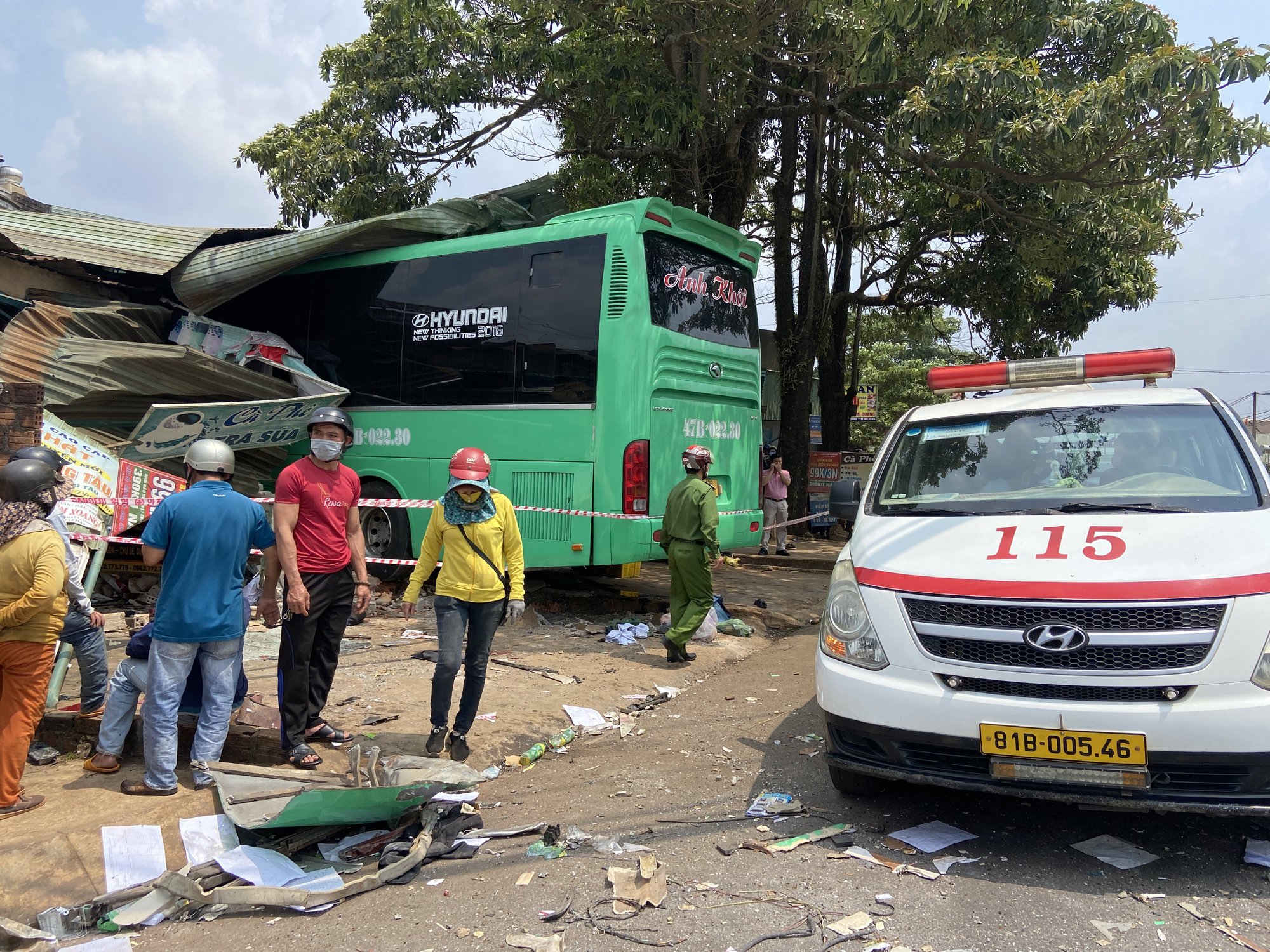 Ужасающий момент, когда спальный автобус врезался в дома людей - Vietnam.vn