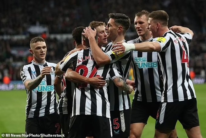 HLV Erik Ten Hag xát muối đội bóng nhà giàu Newcastle - 1