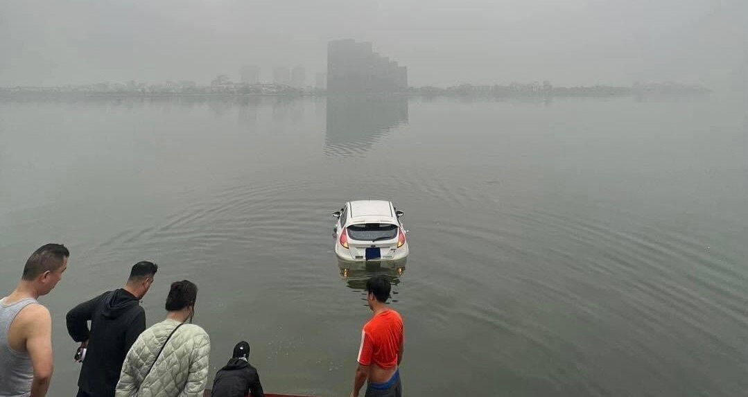 ハノイ：西湖に車が突然突っ込む - Vietnam.vn