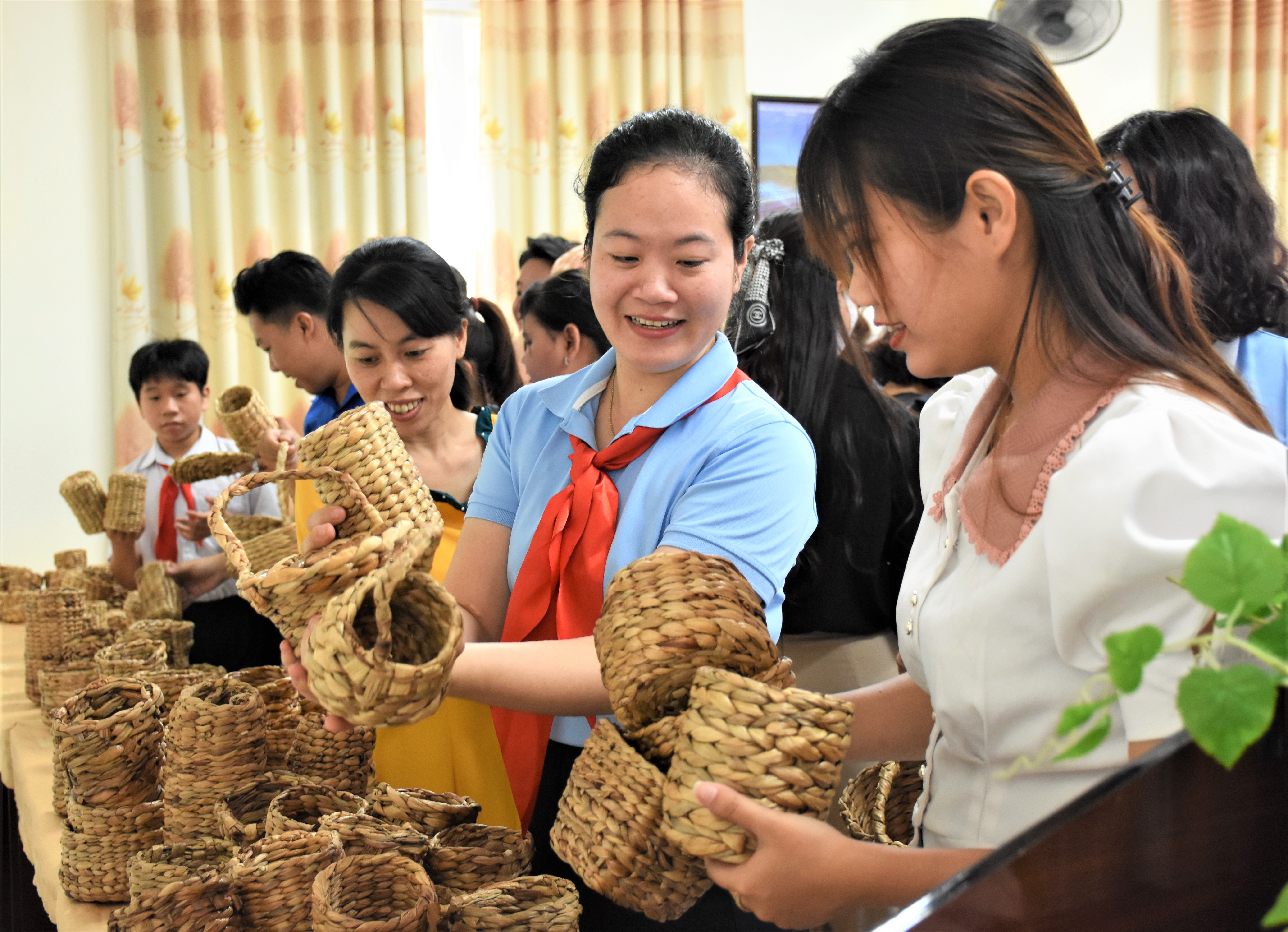 Giáo viên Tổng phụ trách Đội các trường tham quan lựa chọn  các sản phẩm sáng tạo tại lễ ra mắt.