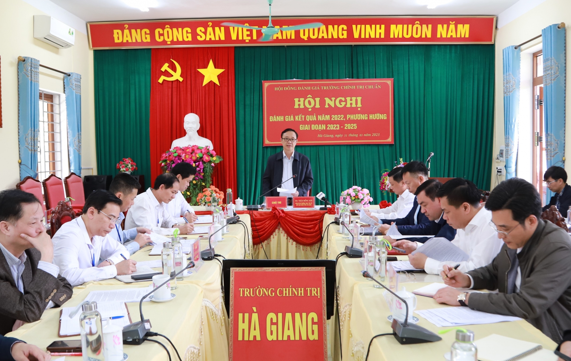 Đồng chí Thào Hồng Sơn, Phó Bí thư Thường trực Tỉnh ủy, Chủ tịch HĐND tỉnh, Chủ tịch Hội đồng đánh giá phát biểu kết luận cuộc họp.
