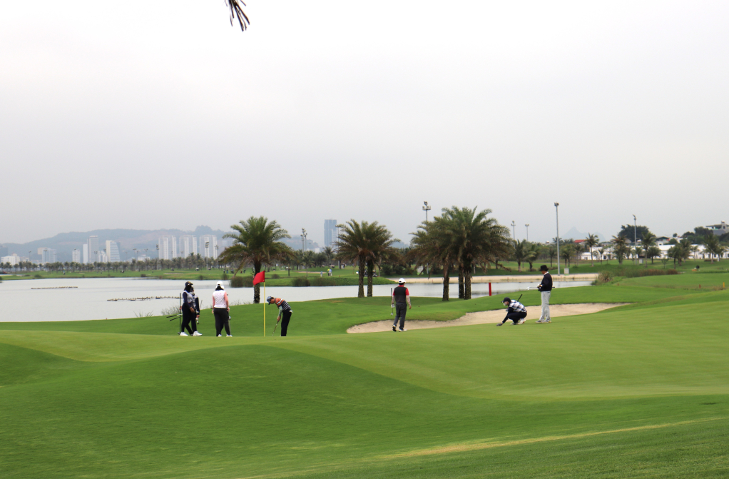 Du khách chơi golf tại sân golf Tuần Châu (Hạ Long).