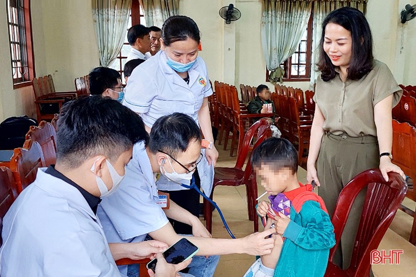 Khám sàng lọc tim bẩm sinh, hở hàm ếch, dị tật vận động cho trẻ em Hà Tĩnh