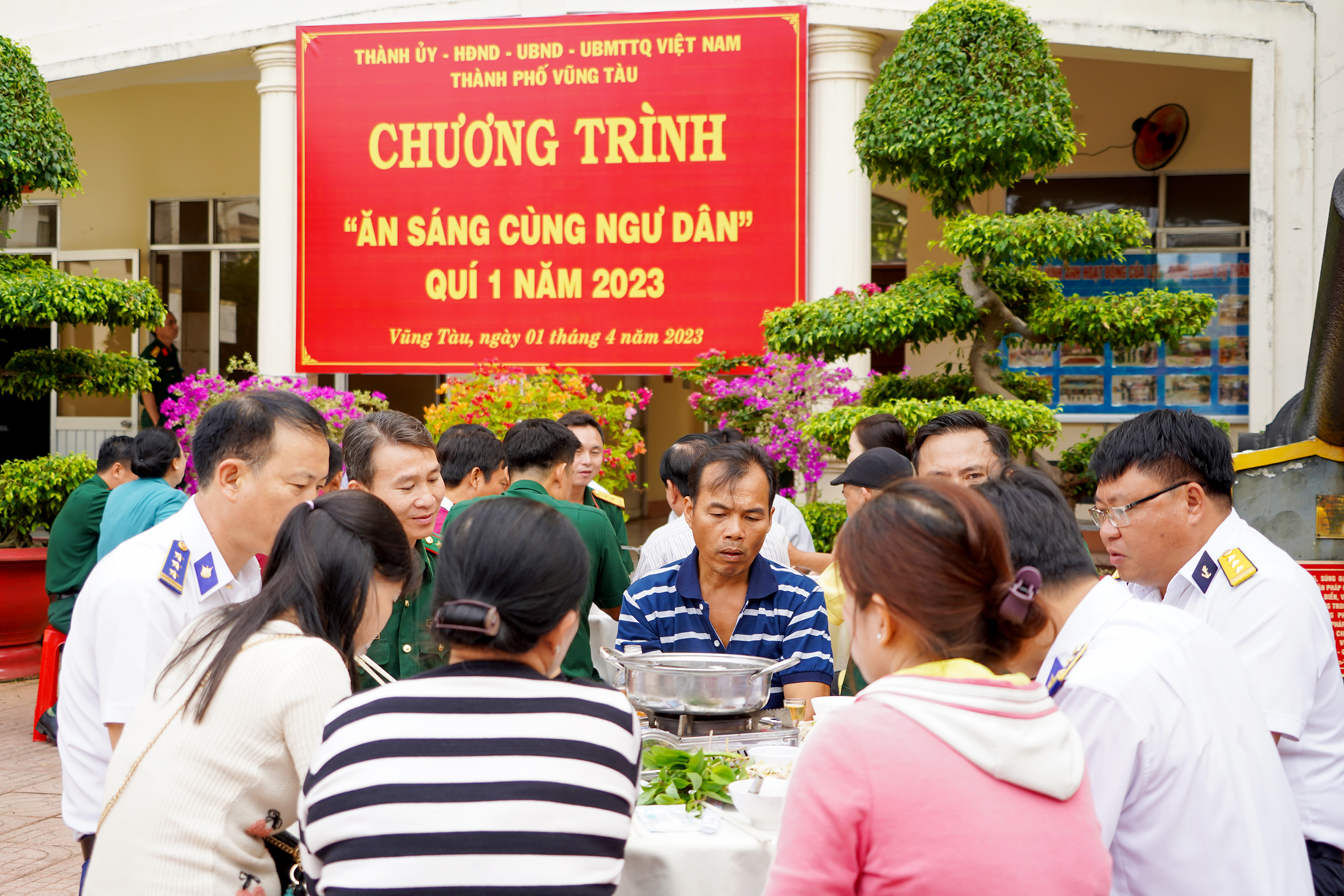 Lãnh đạo TP. Vũng Tàu, các đơn vị lực lượng vũ trang cùng ăn sáng với các chủ phương tiện, ngư dân trên địa bàn.