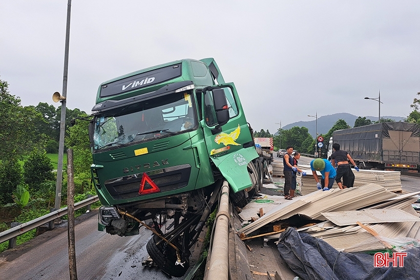 Hà Tĩnh: Mất lái, xe đầu kéo lơ lửng” trên lan can cầu vượt