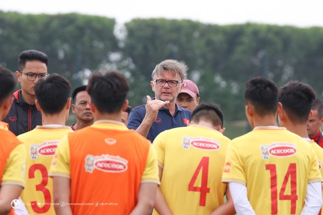 Mục tiêu bảo vệ ngôi vô địch tại SEA Games 32 của thầy trò HLV Philippe Troussier đang gặp nhiều thách thức. Ảnh: VFF