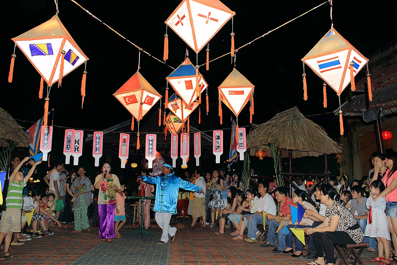 Ngẫu hứng bài chòi. Ảnh: LÊ TRỌNG KHANG