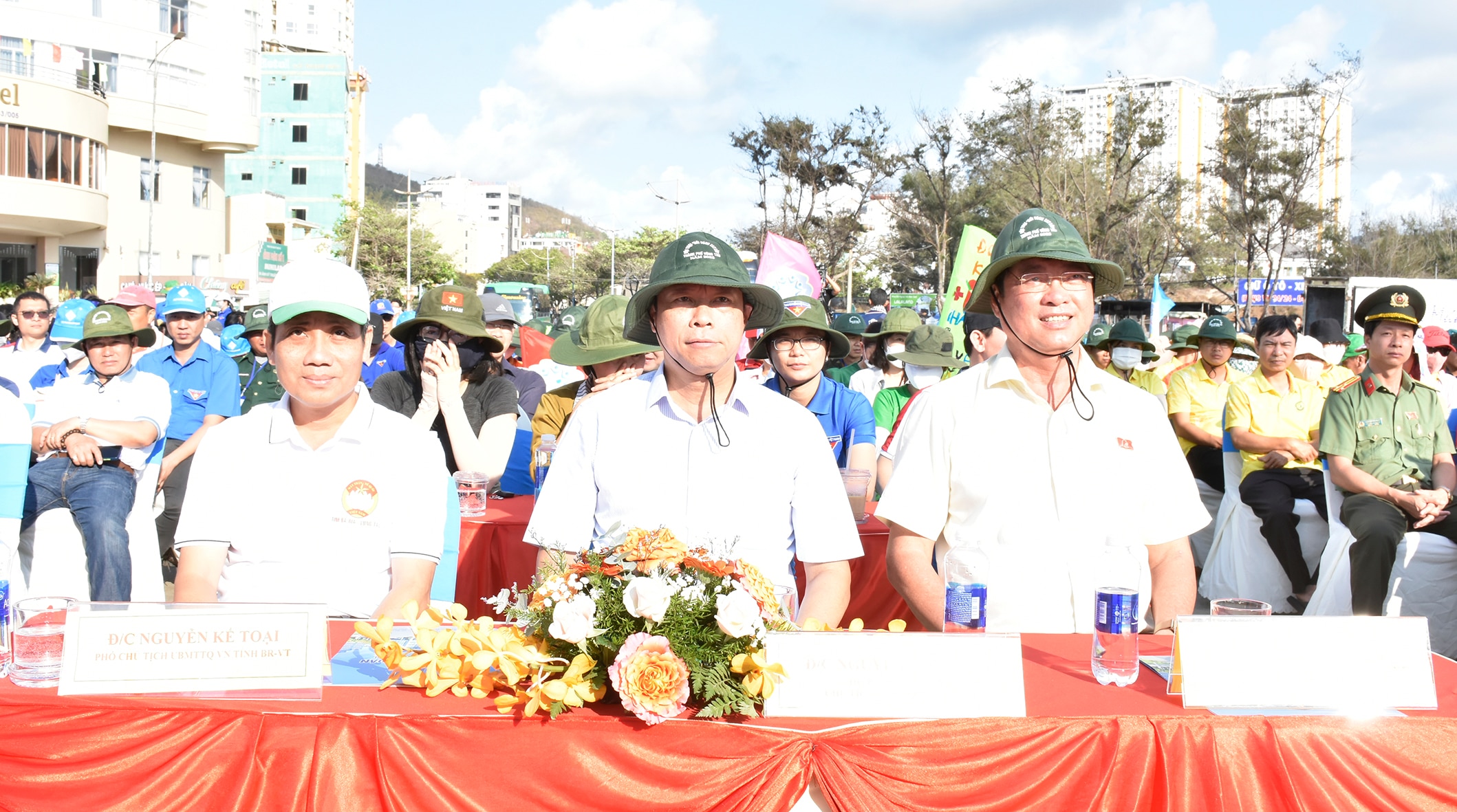 Từ trái qua: Ông Nguyễn Kế Toại, Phó Chủ tịch UBMTTQ Việt Nam tỉnh; ông Nguyễn Văn Thọ, Chủ tịch UBND tỉnh; ông Trần Đình Khoa, Bí thư Thành ủy Vũng Tàu dự lễ phát động 