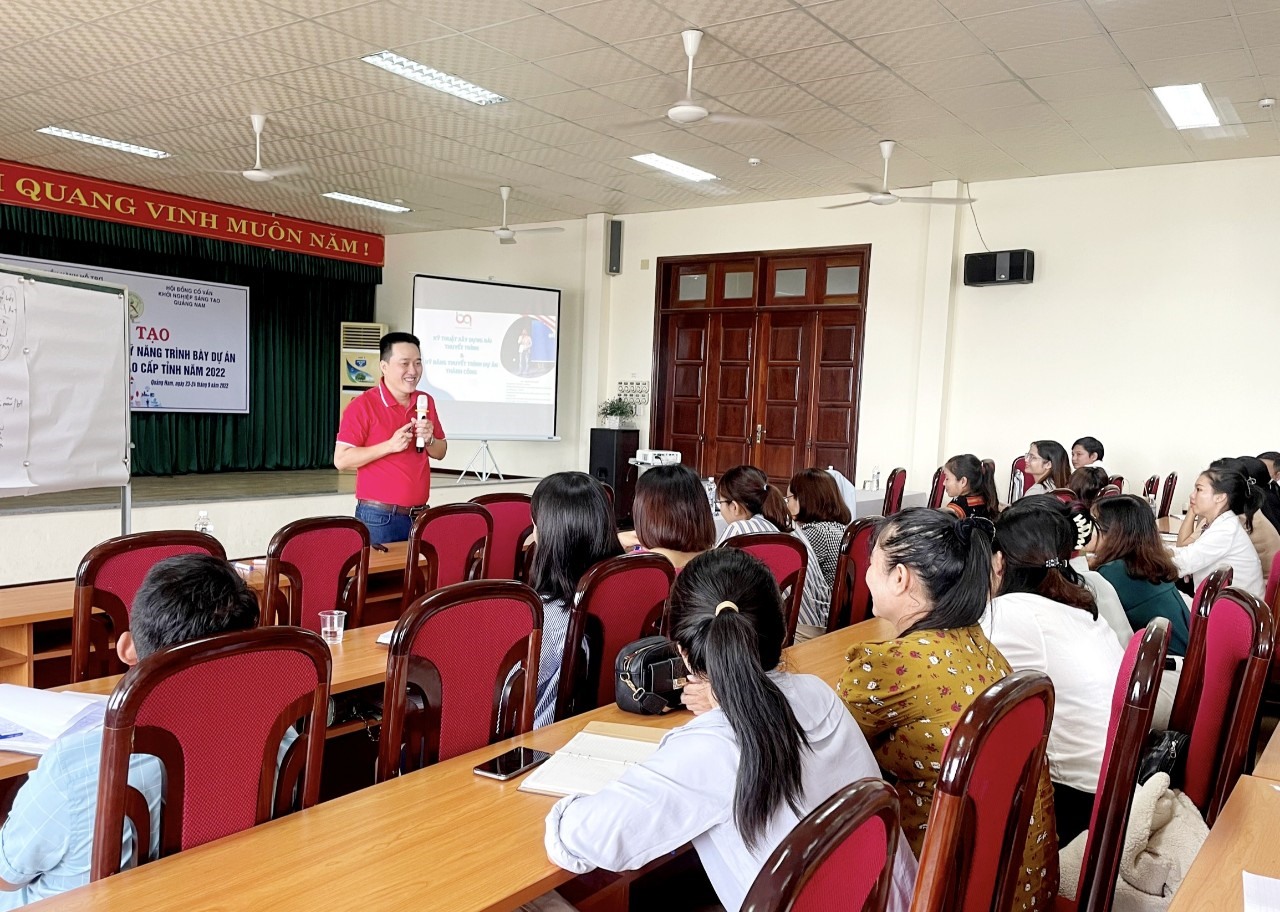 Anh Nguyễn Bão Quốc - Giám đốc Công ty TNHH Tư vấn giải pháp và đào tạo BQ, thành viên Hội đồng Cố vấn KN đổi mới sáng tạo quốc gia trong một chương trình đào tạo, tập huấn về xây dựng dự án.