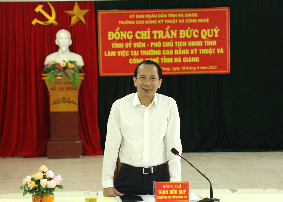 Vice Chairman of Provincial People's Committee Tran Duc Quy worked with ...