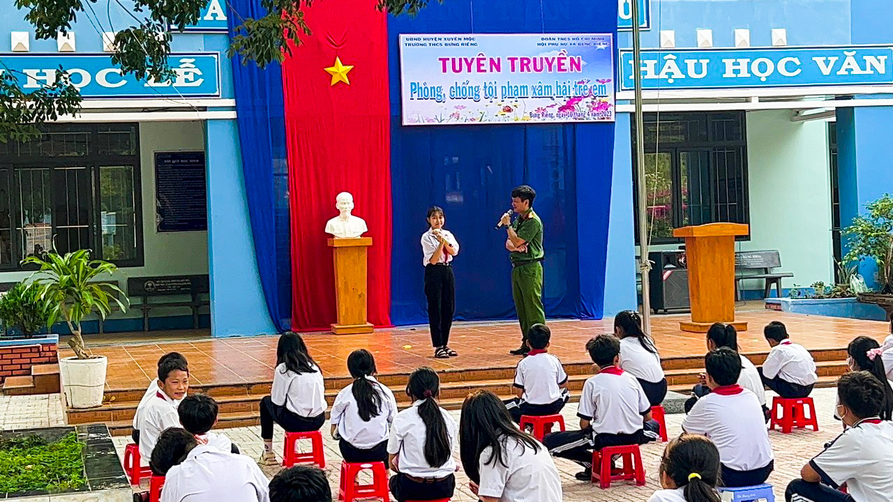 398 em học sinh Trường THCS Bưng Riềng dự buổi tuyên truyền.