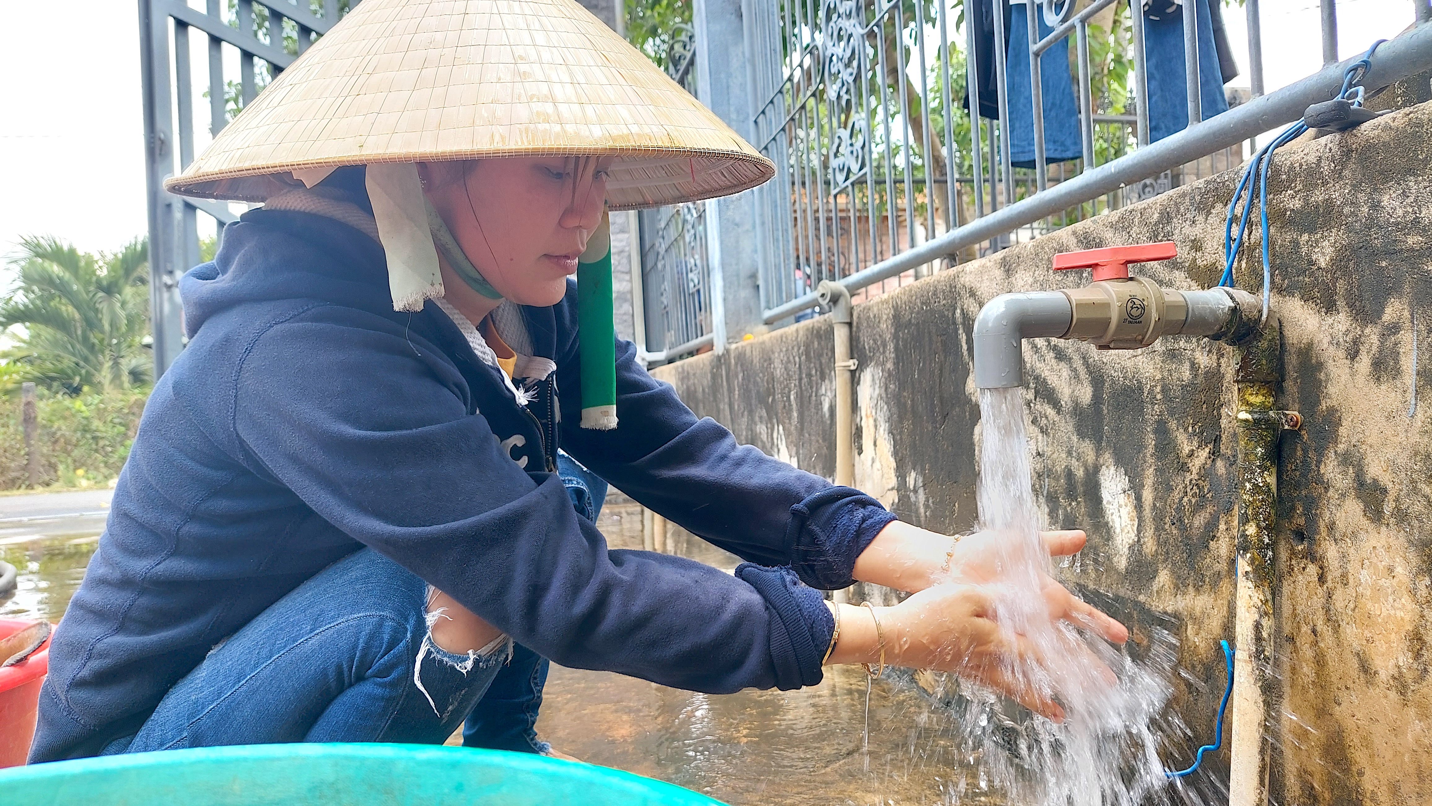 Thanh tra tỉnh phát hiện nhiều tồn tại về tài chính tại Trung tâm Nước sạch và Vệ sinh môi trường nông thôn. Trong ảnh: Người dân huyện Châu Đức sử dụng nước sạch.