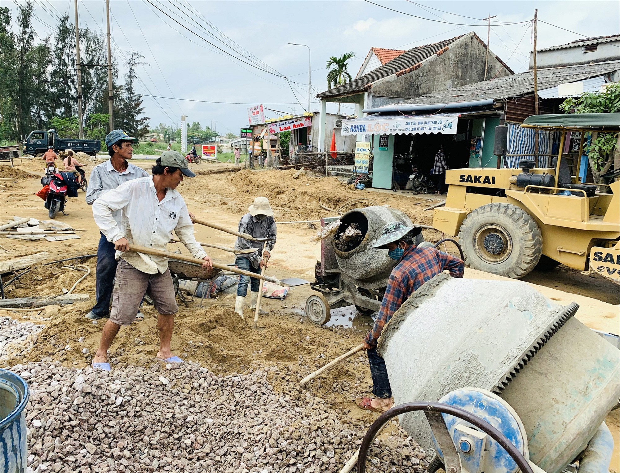 Năm 2022, do Trung ương và tỉnh chậm phân bổ nguồn vốn nên việc tổ chức triển khai và giải ngân ở nhiều địa phương gặp khó khăn. Ảnh: MAI LINH