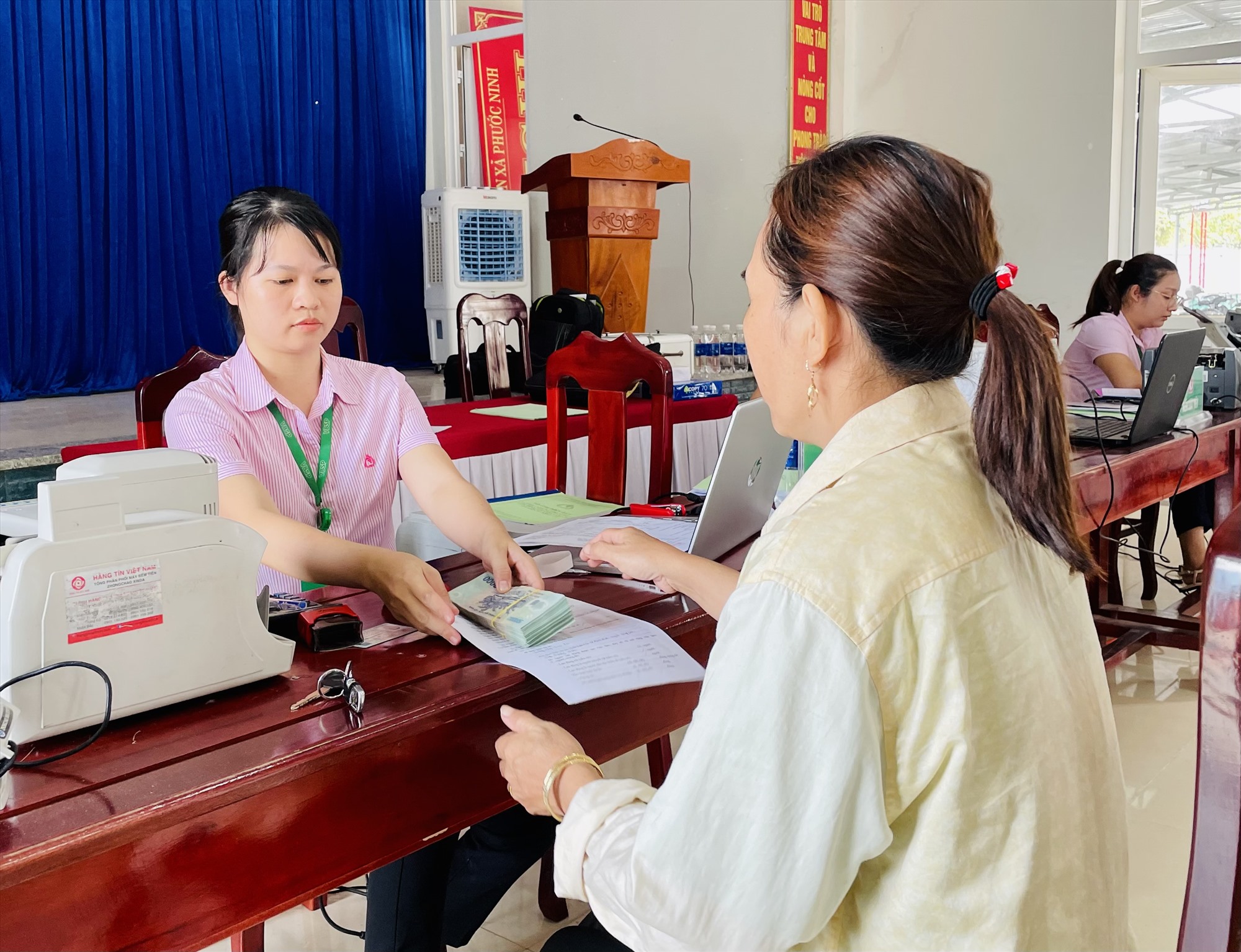 Giải ngân cho các hộ vay vốn chính sách tại Điểm giao dịch xã Phước Ninh vào sáng nay 10.4. Ảnh: TÂM LÊ