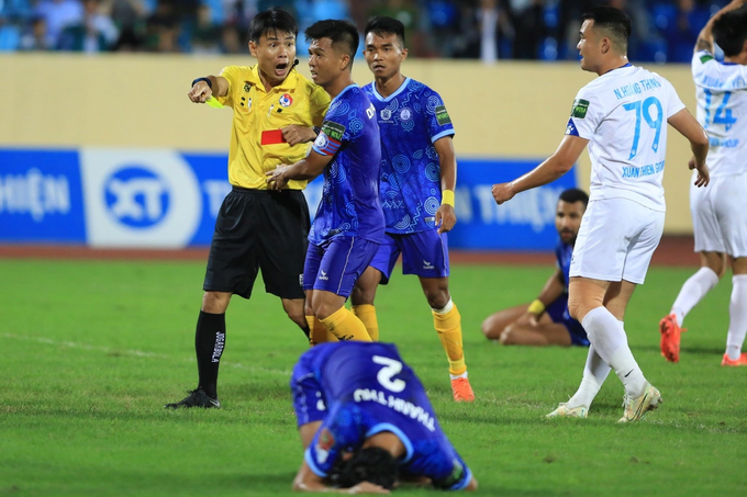 V-League nổi sóng chuyện trọng tài: Sai từ thượng tầng - 1