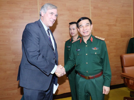 Bộ trưởng Bộ Quốc phòng đón tiếp Thượng Nghị sĩ Jeff Merkley, Đoàn Nghị sĩ Quốc hội Hoa Kỳ. Ảnh: HẢI PHẠM