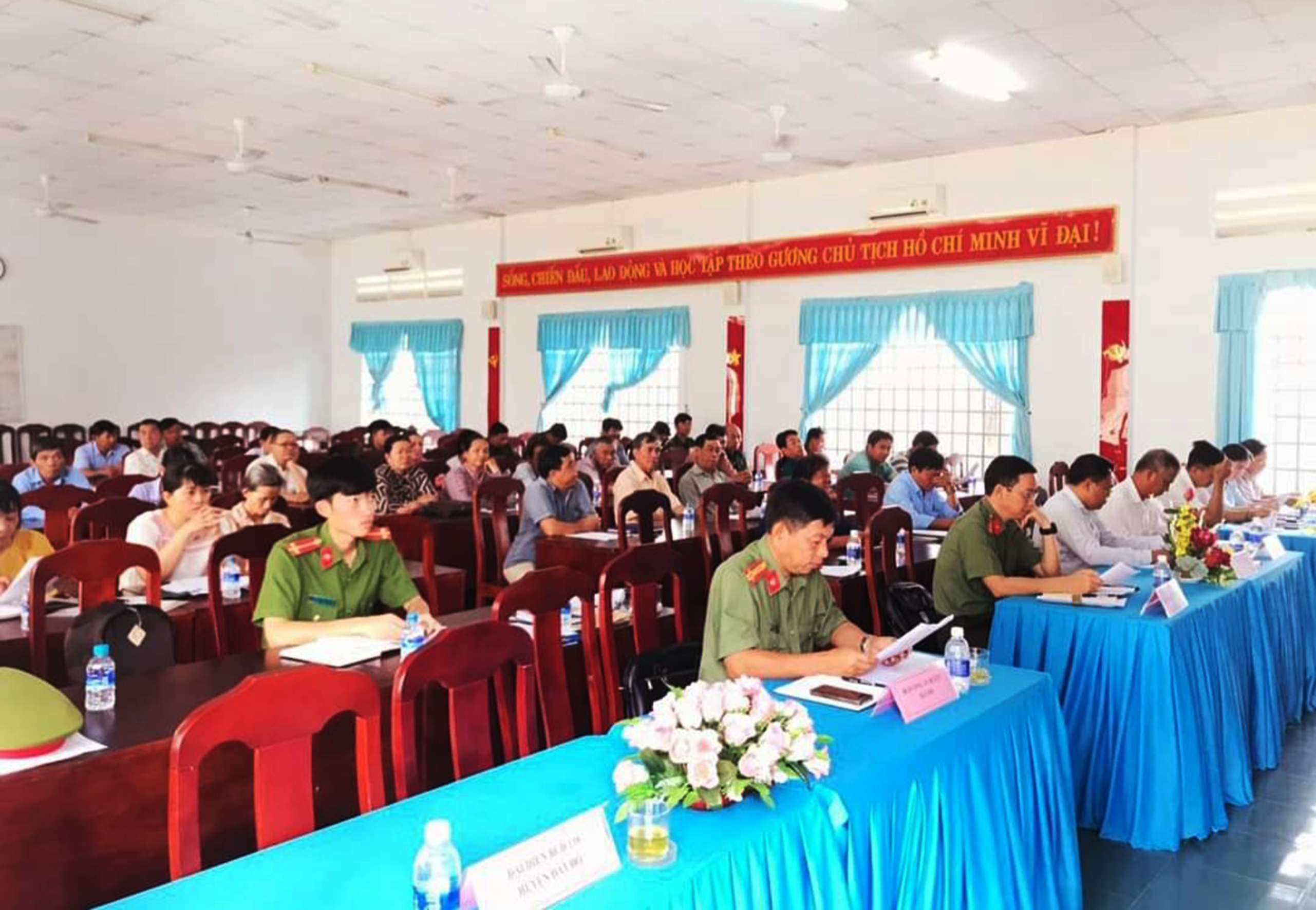 Các đại biểu tham gia hội nghị