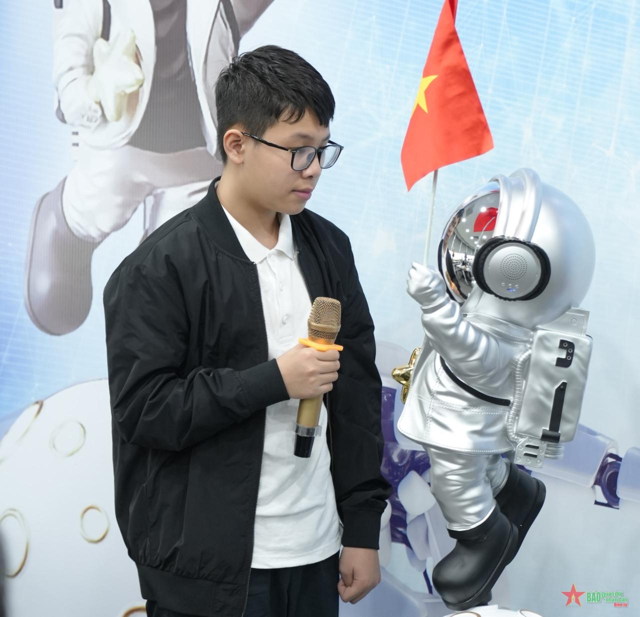 Đối thoại giữa một học sinh và robot Anan.