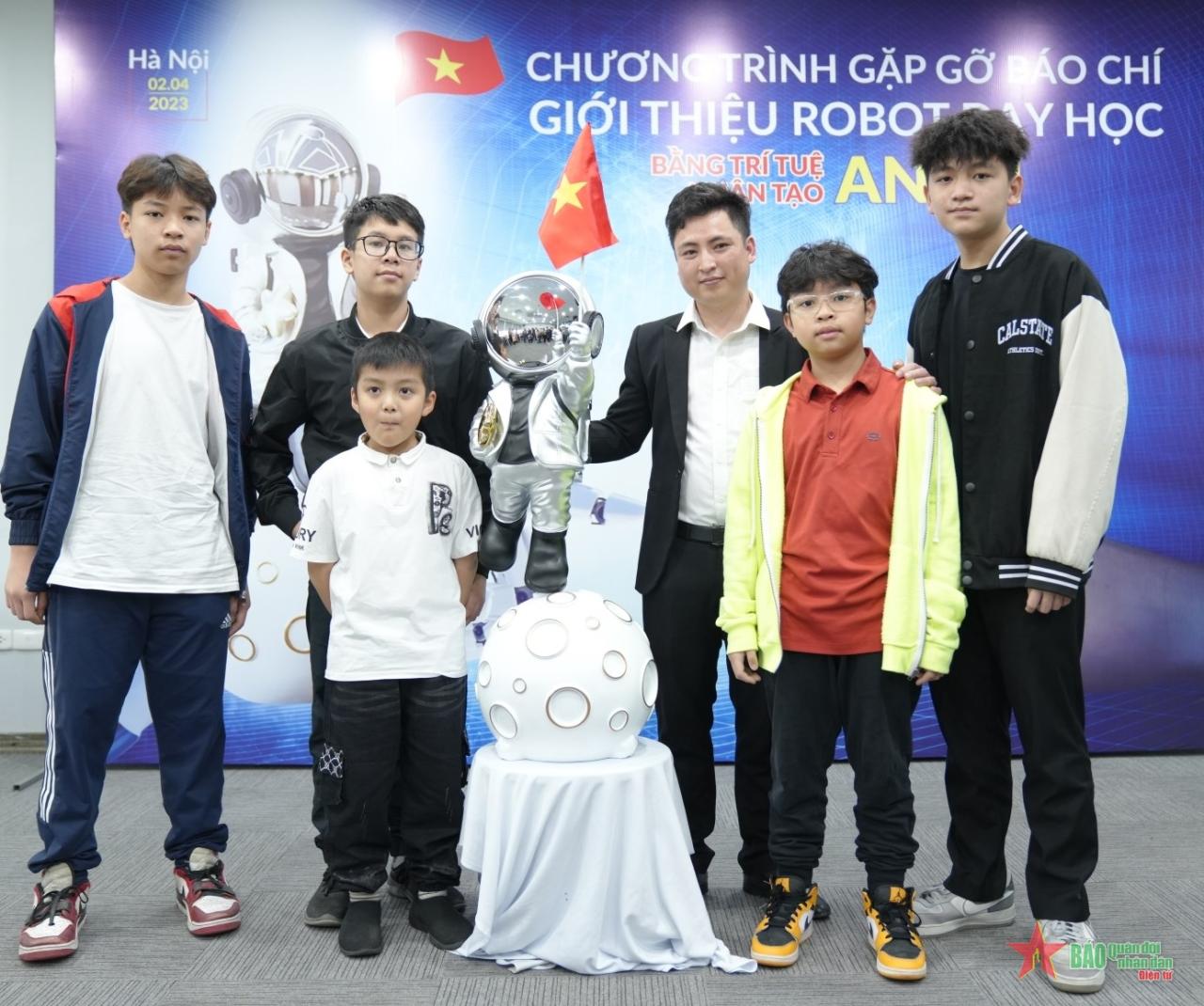 Các bạn trẻ rất hào hứng với robot Anan. 