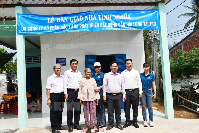 Handing over 10 houses of gratitude and love to poor households in Binh ...