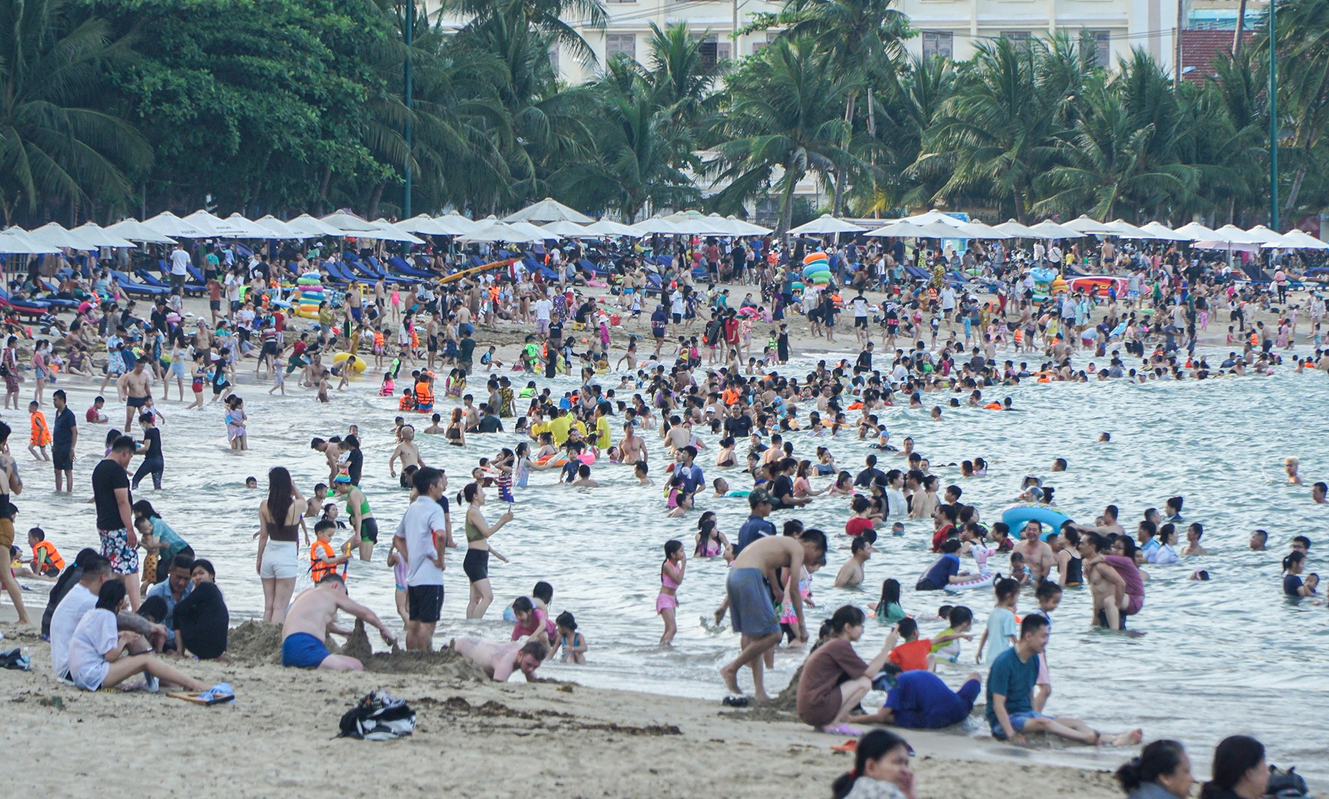 Nha Trang traffic jam, crowded sea - Vietnam.vn