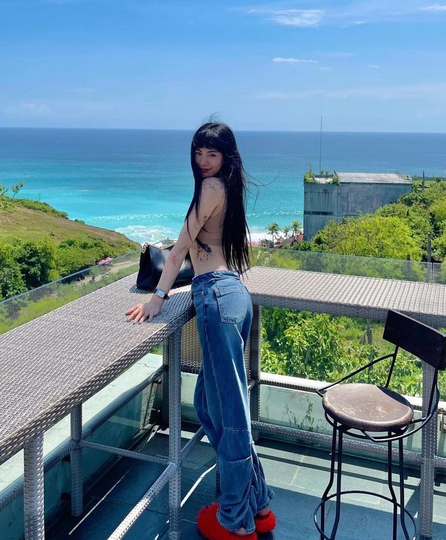 Nana showed off her slim figure in a bikini in Bali