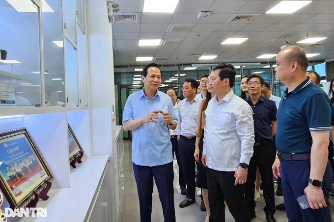 The Minister of Labour, Invalids and Social Affairs inspects the ...