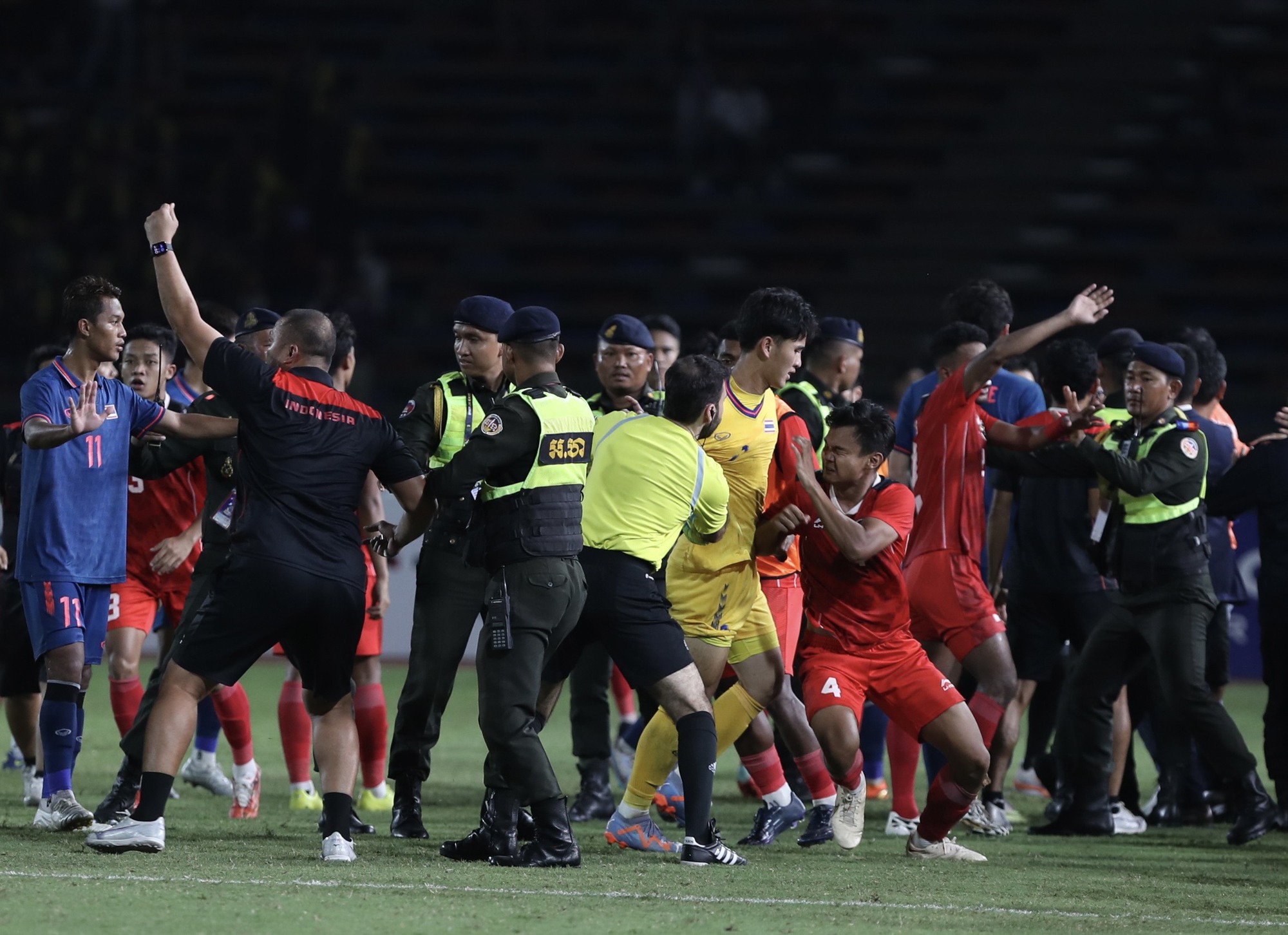 HLV U.22 Indonesia nói về những khoảnh khắc 'điên rồ' ở chung kết SEA Games 32 - Ảnh 3.