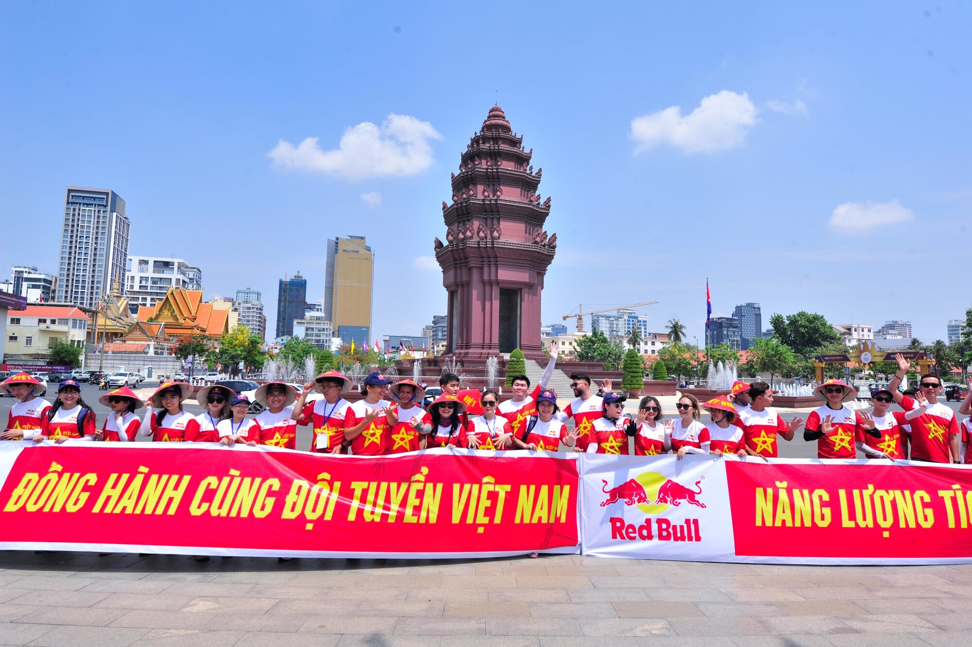 CĐV Việt Nam không ngại nắng đổ lửa tích cực cổ vũ U.22 Việt Nam - Ảnh 8.