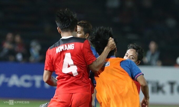 Tình huống Komang đánh lén cầu thủ Thái Lan trong trận chung kết SEA Games 32, tại Campuchia. Ảnh: Hiếu Lương