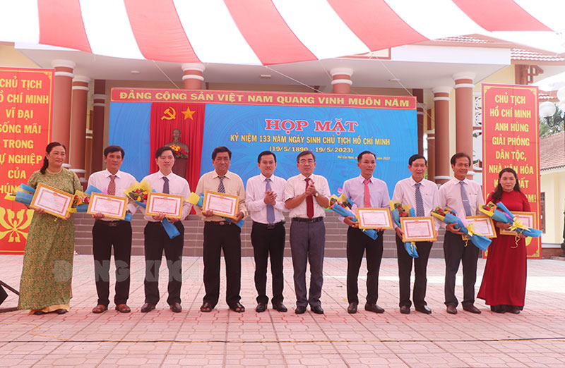 Mo Cay Nam District held a meeting to celebrate the 133rd birthday of ...