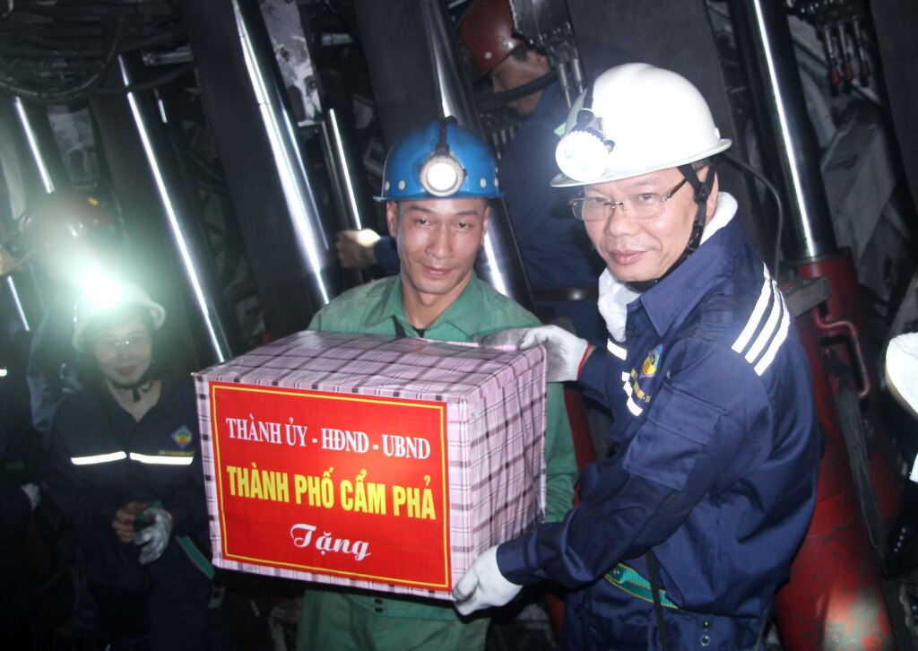 Lãnh đạo UBND TP Cẩm Phả tặng quà, động viên công nhân đang trực tiếp lao động sản xuất tại lò chợ 12-1C/Vỉa 12-Khu Đông Bắc (Công ty Than Dương Huy).