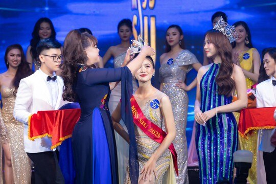 Bà Hồ Thị Thanh Hương trao “viên ngọc biển cả” đến Miss SIU - Ảnh 4.