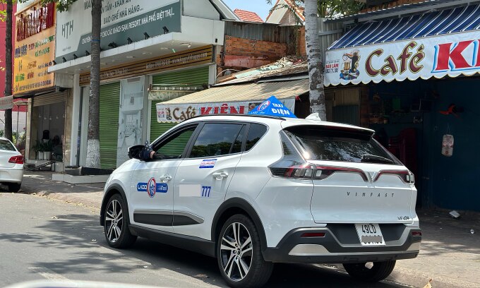 Một chiếc taxi điện biển số Lâm Đồng dừng chờ khách trên đường Tôn Đức Thắng, Phan Thiết, Bình Thuận hôm 30/4. Ảnh: Viễn Thông