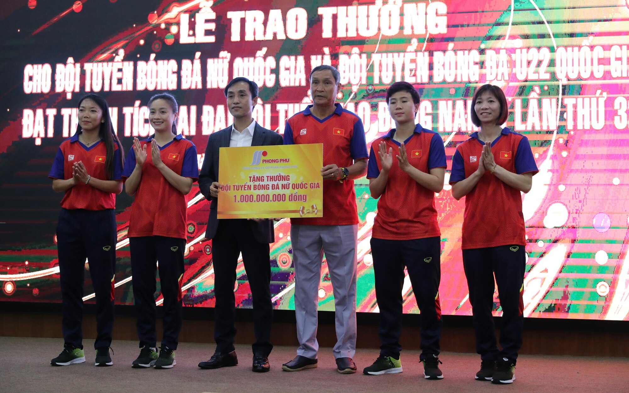 Đội tuyển nữ Việt Nam nhận gần 6 tỷ đồng tiền thưởng với tấm HCV SEA Games 32 - Ảnh 6.