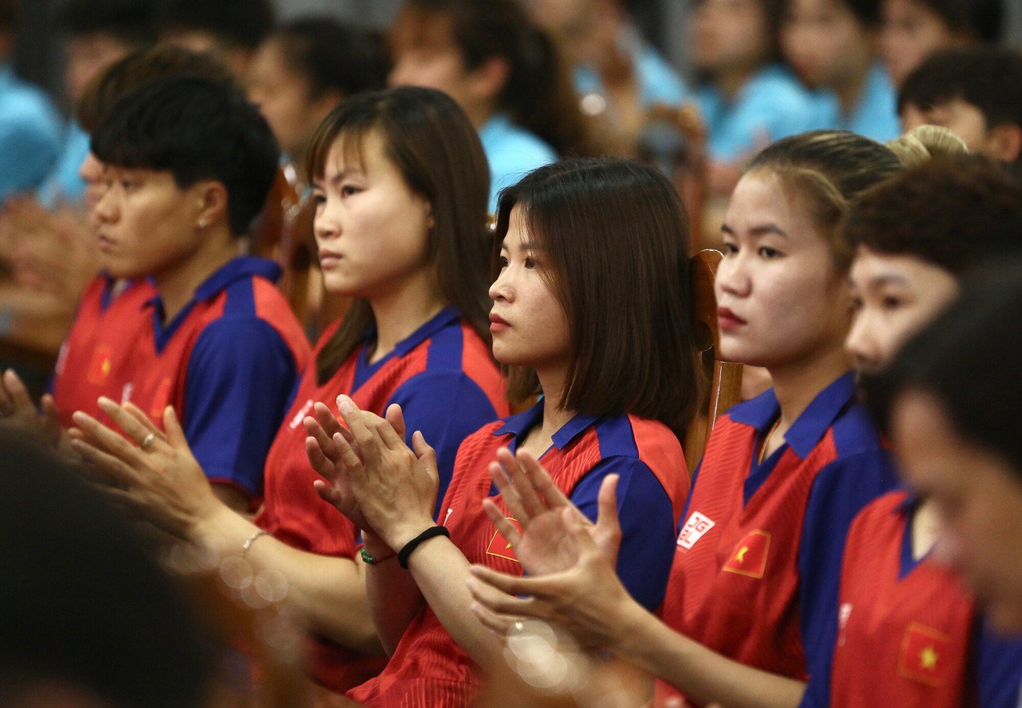 Đội tuyển nữ Việt Nam nhận gần 6 tỷ đồng tiền thưởng với tấm HCV SEA Games 32 - Ảnh 4.