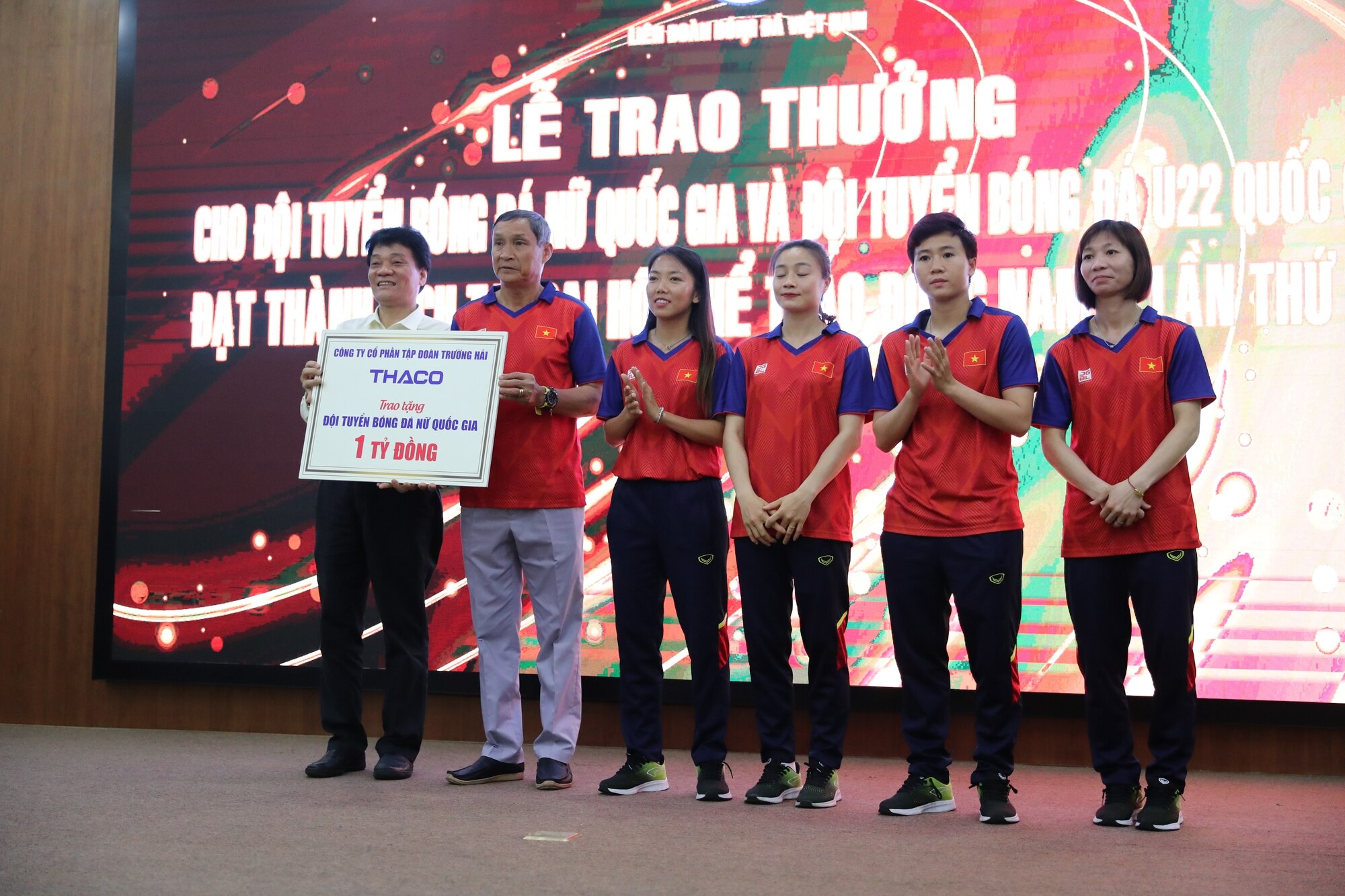 Đội tuyển nữ Việt Nam nhận gần 6 tỷ đồng tiền thưởng với tấm HCV SEA Games 32 - Ảnh 7.