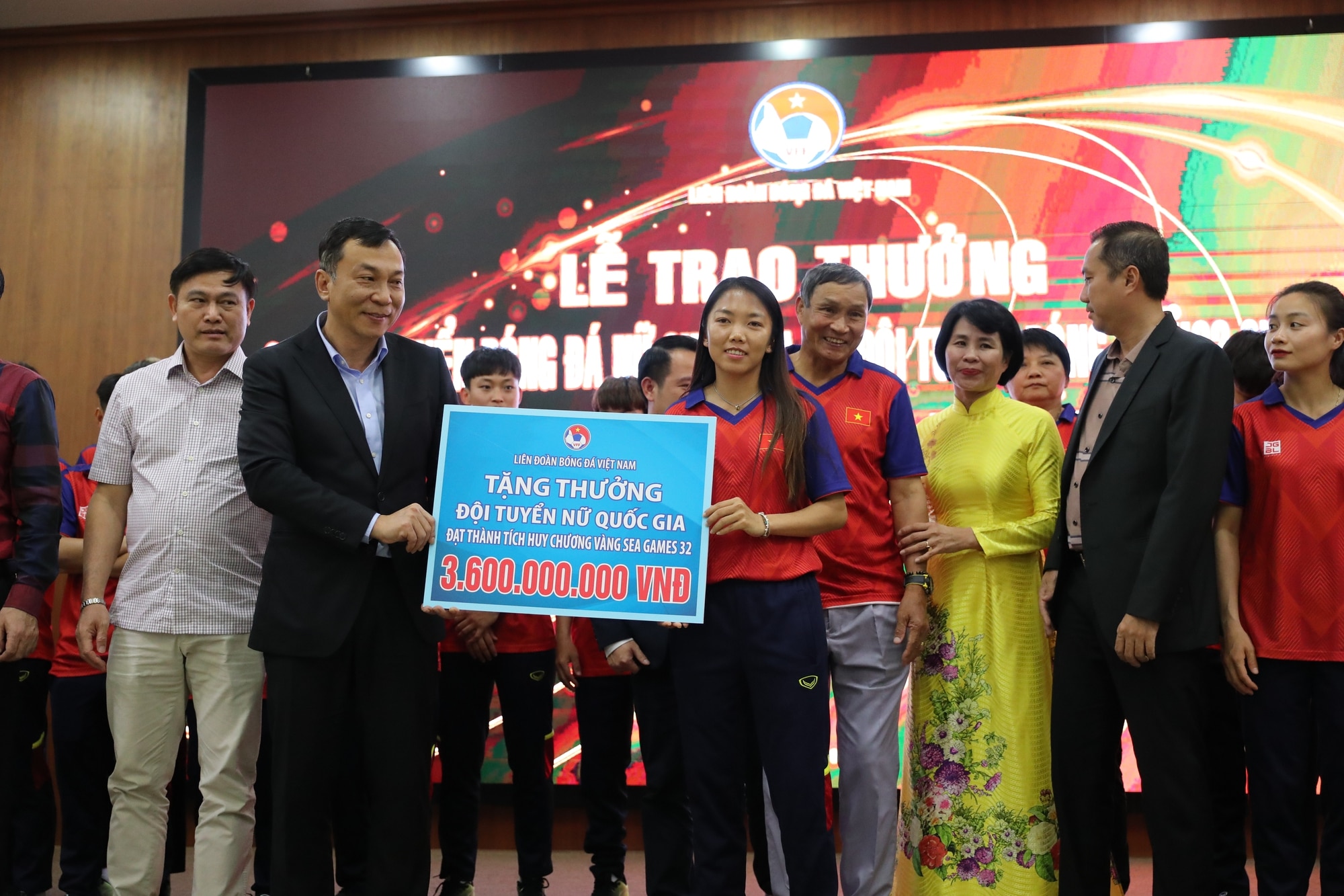 Đội tuyển nữ Việt Nam nhận gần 6 tỷ đồng tiền thưởng với tấm HCV SEA Games 32 - Ảnh 5.