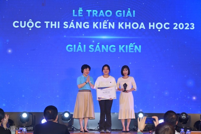 Học sinh Trần Thị Quỳnh (giữa) cùng cô giáo Nguyễn Thị Cẩm Nhung nhận giải sáng kiến. Ảnh: Giang Huy