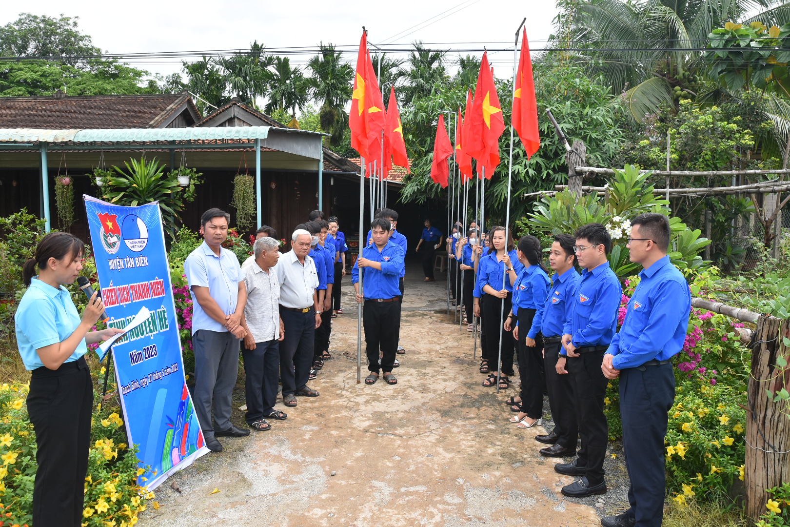 Presenting 2.000 national flags in the summer youth volunteer campaign ...